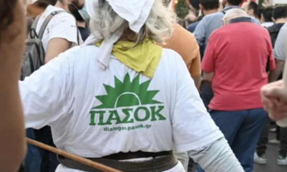 "Βροντερό" παρών με μπλουζάκι ΠΑΣΟΚ στη συγκέντρωση του...ΚΚΕ